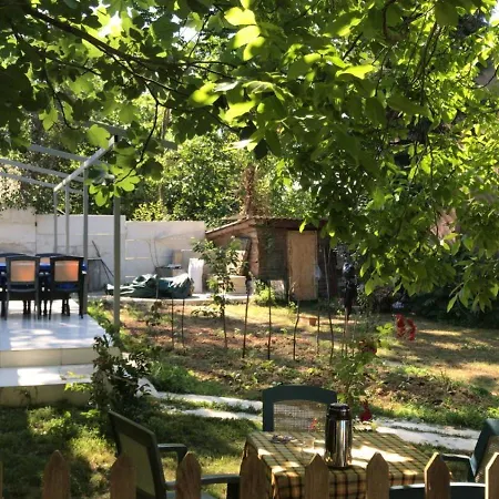 Rahat Bahceli Polonezkoeyde Butik Evimiz